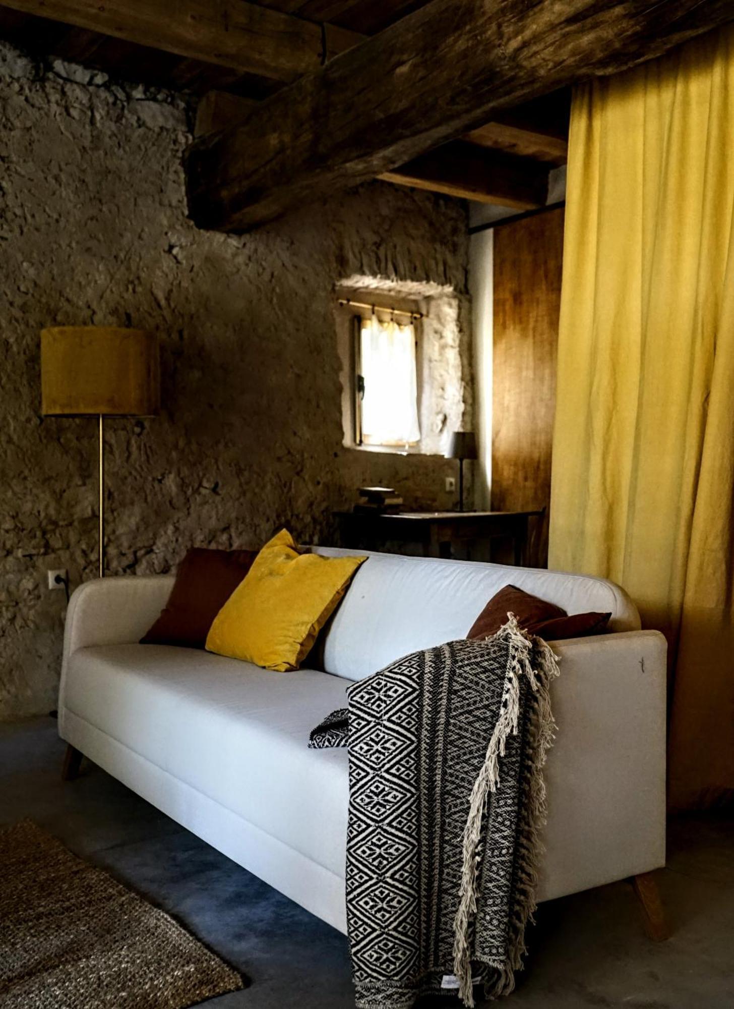 Can Tat, Loft In A Old Coach House Sant Jordi Desvalls Luaran gambar